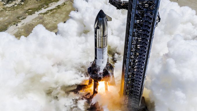 El cohete Starship en su plataforma de lanzamiento en Starbase, Texas, antes de la próxima prueba.