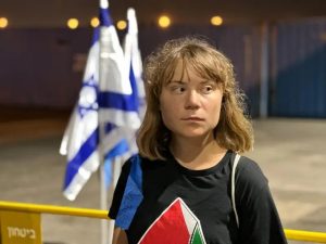 Greta Thunberg a su llegada a Atenas, tras la detención en Israel.