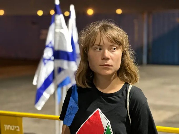 Greta Thunberg a su llegada a Atenas, tras la detención en Israel.