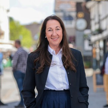 El hijo de 15 años de la alcaldesa Iris Stalzer fue detenido por la policía en Alemania como presunto responsable de la agresión.