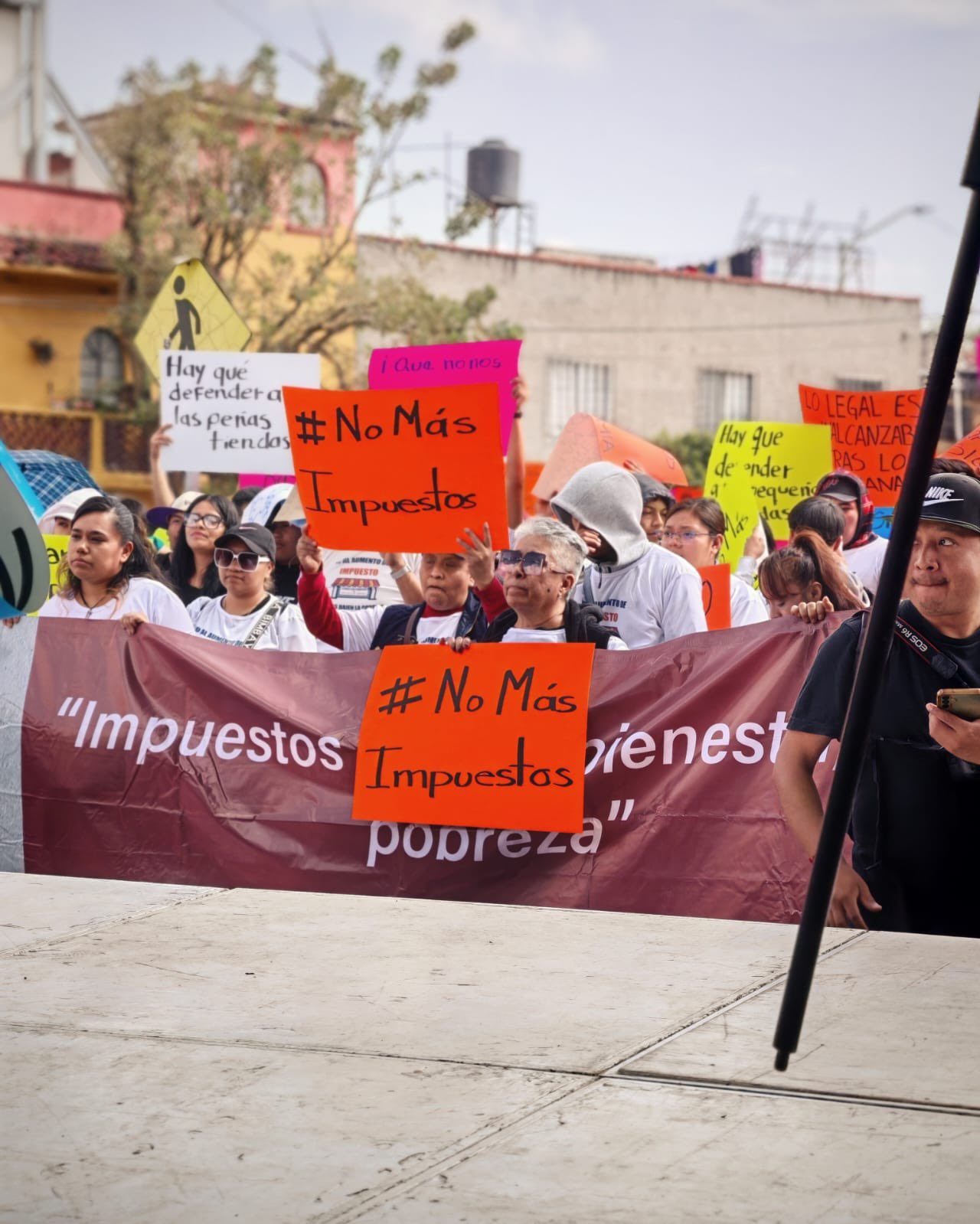 Comerciantes de la ANPEC protestan exigiendo un parlamento abierto sobre el impuesto a refrescos frente a la Cámara de Diputados.