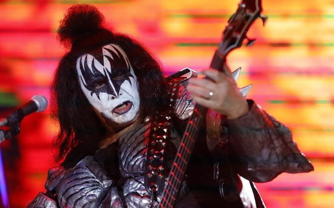 El vehículo de Gene Simmons tras el accidente Gene Simmons California en la autopista.