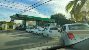 Automovilistas en Chetumal enfrentan largas filas para abastecerse ante el Cierre de Gasolineras en Chetumal por causas desconocidas.