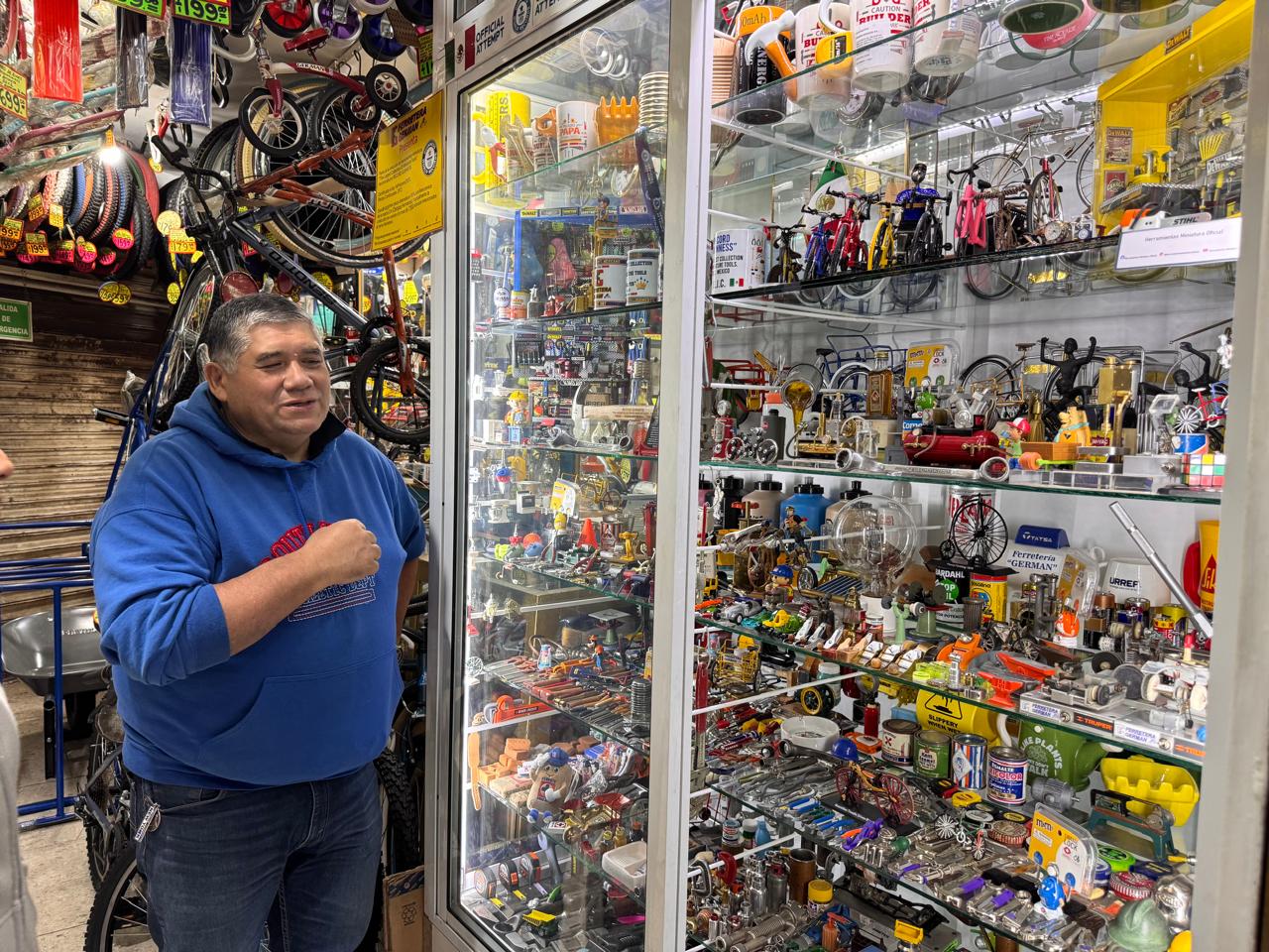 Germán Juárez con parte de su impresionante Colección Más Grande de Herramientas Miniatura del Mundo.