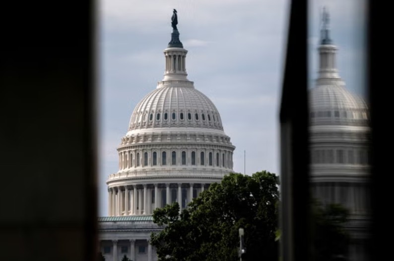 El líder de la minoría del Senado, Chuck Schumer, abandona una reunión tras votar en contra de la resolución de continuidad republicana.
