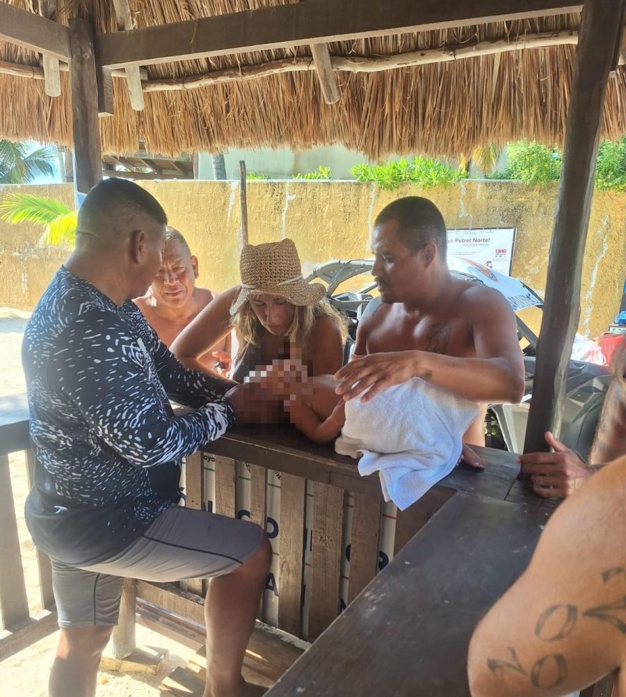 Los Guardavidas de Playa del Carmen rescataron a un bañista en riesgo de ahogamiento cerca de la calle 38.