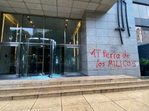 Manifestantes encapuchados durante la marcha-tlatelolco-destrozos-lesionados en la Ciudad de México.