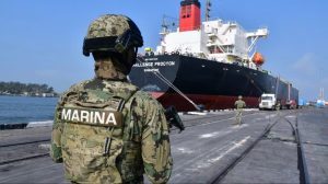 El Contralmirante Fernando Farías, presunto implicado en huachicol, recibe un amparo judicial para evitar la prisión inmediata.