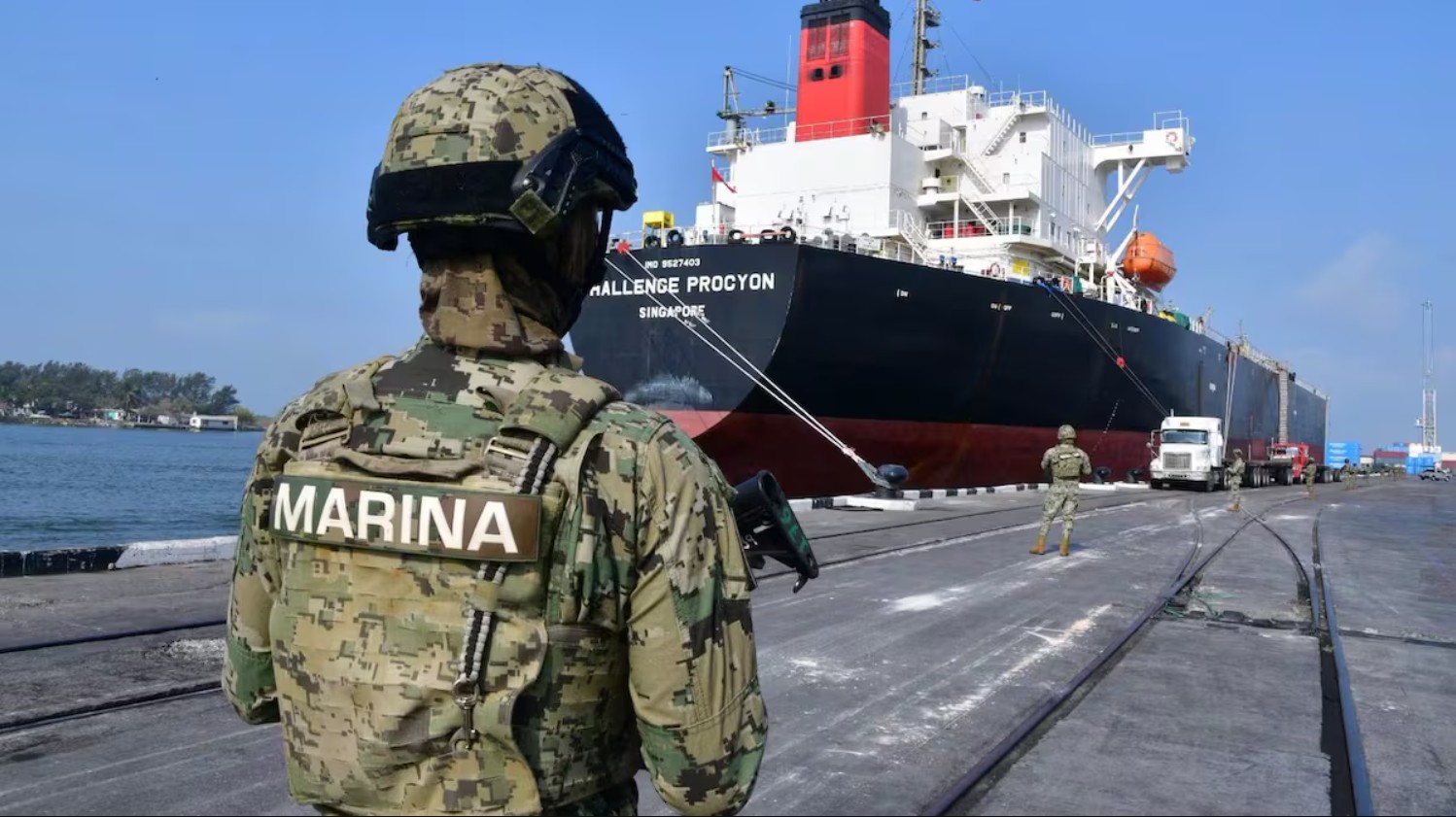 El Contralmirante Fernando Farías, presunto implicado en huachicol, recibe un amparo judicial para evitar la prisión inmediata.