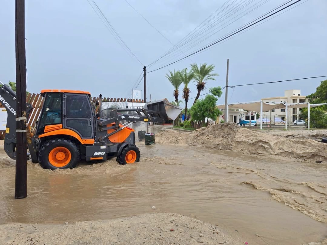 Autoridades recorren zonas afectadas en Los Cabos tras el paso del huracán “Priscilla”.