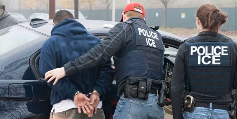 Un agente de Inmigración y Control de Aduanas (ICE) opera en una redada en Estados Unidos.