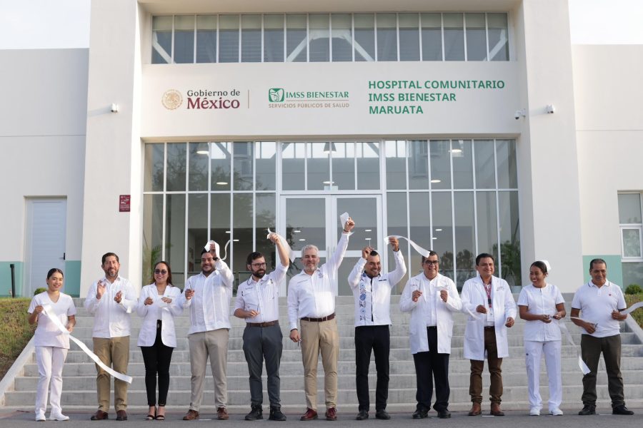 Personal médico del nuevo hospital posa frente a la entrada del Hospital Comunitario IMSS Bienestar en Maruata, Michoacán.