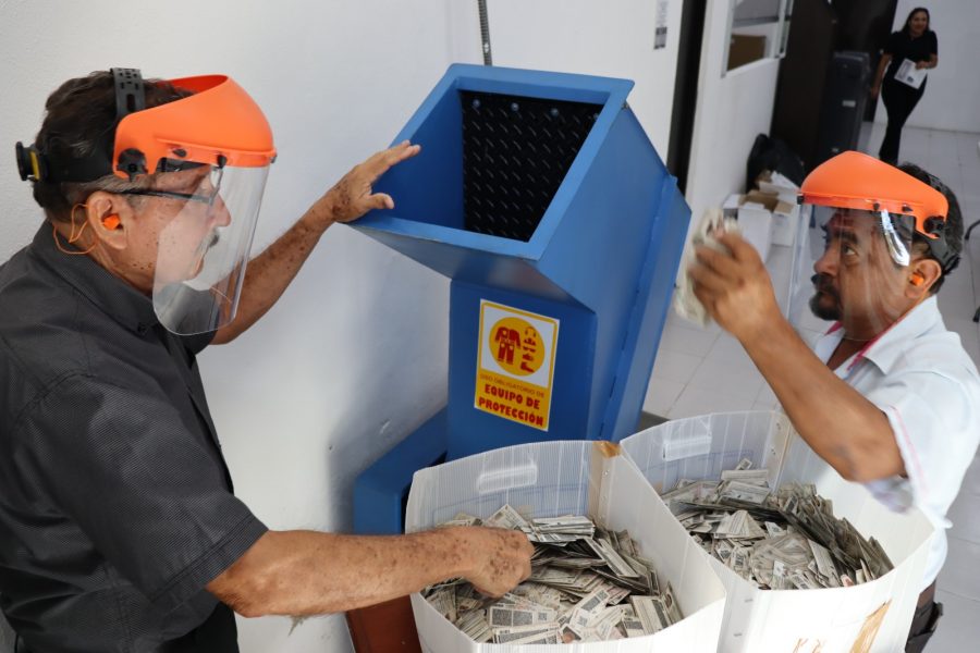 Funcionarios del INE y representantes de partidos supervisan la destrucción de credenciales.