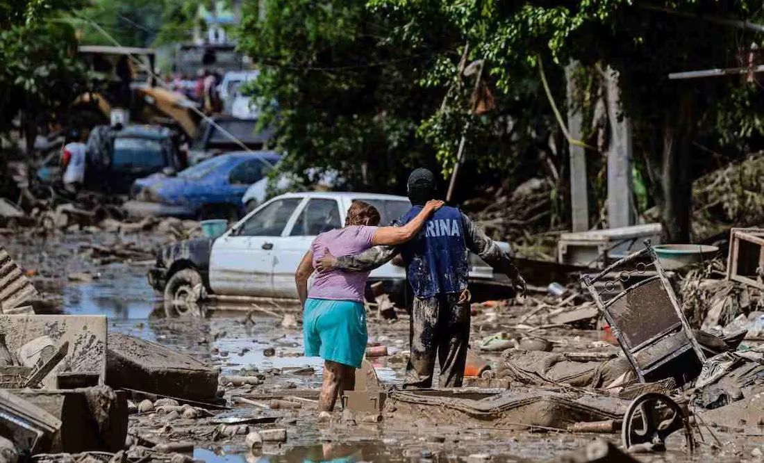 Elementos de la Semar trabajan en la remoción de lodo y escombros en una de las vialidades afectadas de Poza Rica.
