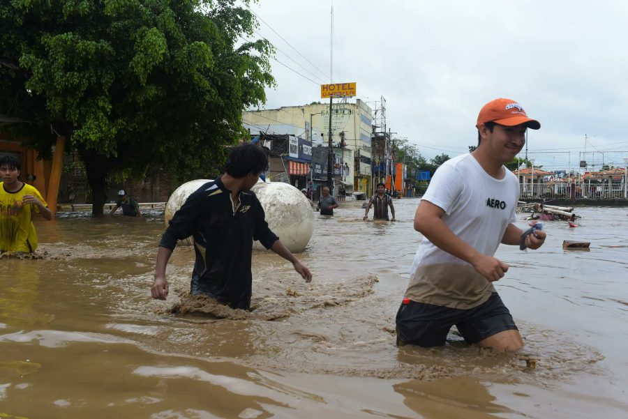 Módulo de Bienestar donde los Servidores de la Nación inician la entrega de apoyos por lluvias a los afectados.