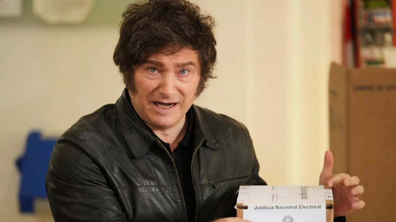 El presidente Javier Milei celebra la victoria que le permitirá impulsar sus Reformas Liberales.