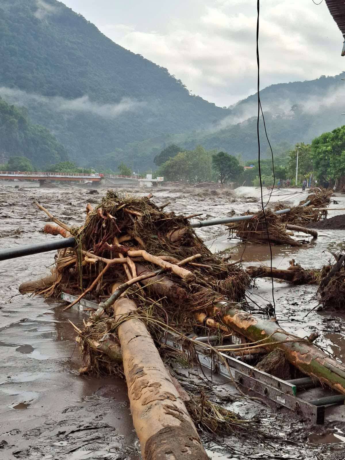 Las lluvias en Hidalgo causan el desgajamiento de cerros en el municipio de Zacualtipán.