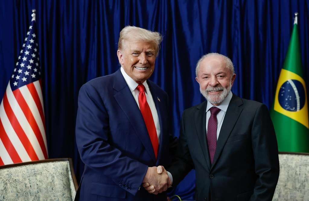El presidente Donald Trump estrecha la mano de Luiz Inácio Lula da Silva durante su reunión en Kuala Lumpur, Malasia.