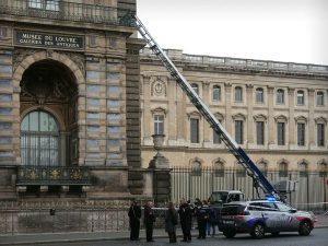 El robo en Louvre de joyas históricas se cometió en la Galería Apolo en solo siete minutos.