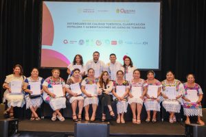 La Gobernadora Mara Lezama entrega el certificado a una de las cocineras tradicionales.