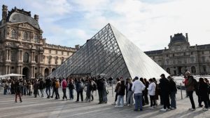 Visitantes acceden al Museo del Louvre el día de su reapertura, bajo un dispositivo de seguridad reforzado.