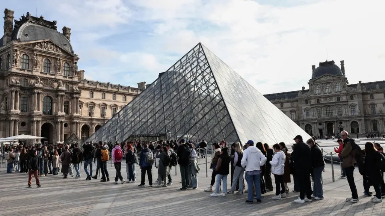 Visitantes acceden al Museo del Louvre el día de su reapertura, bajo un dispositivo de seguridad reforzado.