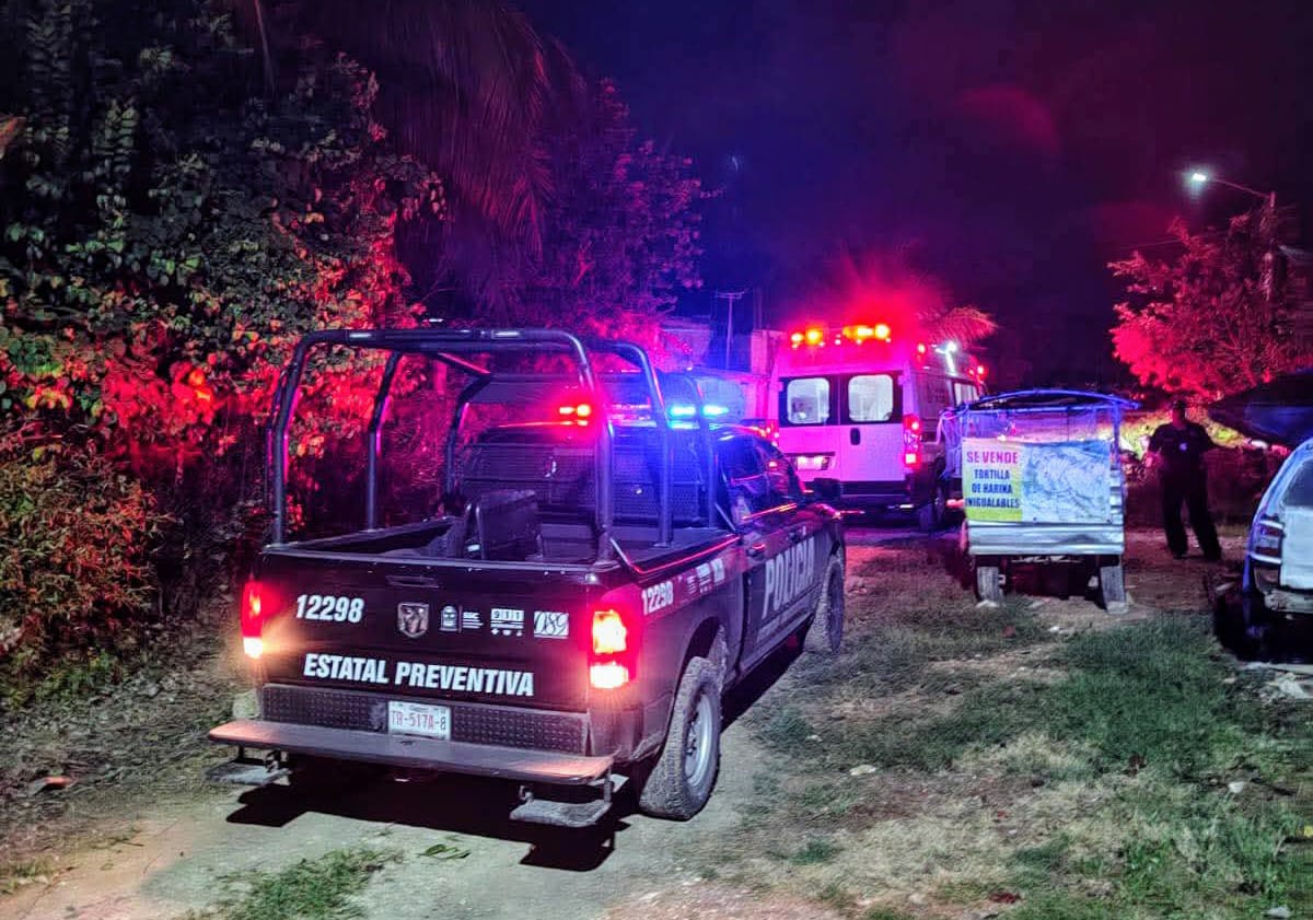 Elementos del Cuerpo de Bomberos preparan las maniobras para el rescate.