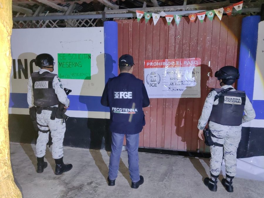 Policías de Investigación y Guardia Nacional ingresan al bar con la orden de cateo.