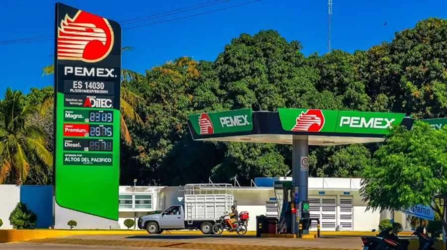 Barco tanque cargando crudo de Pemex para su exportación, hoy en mínimos históricos.