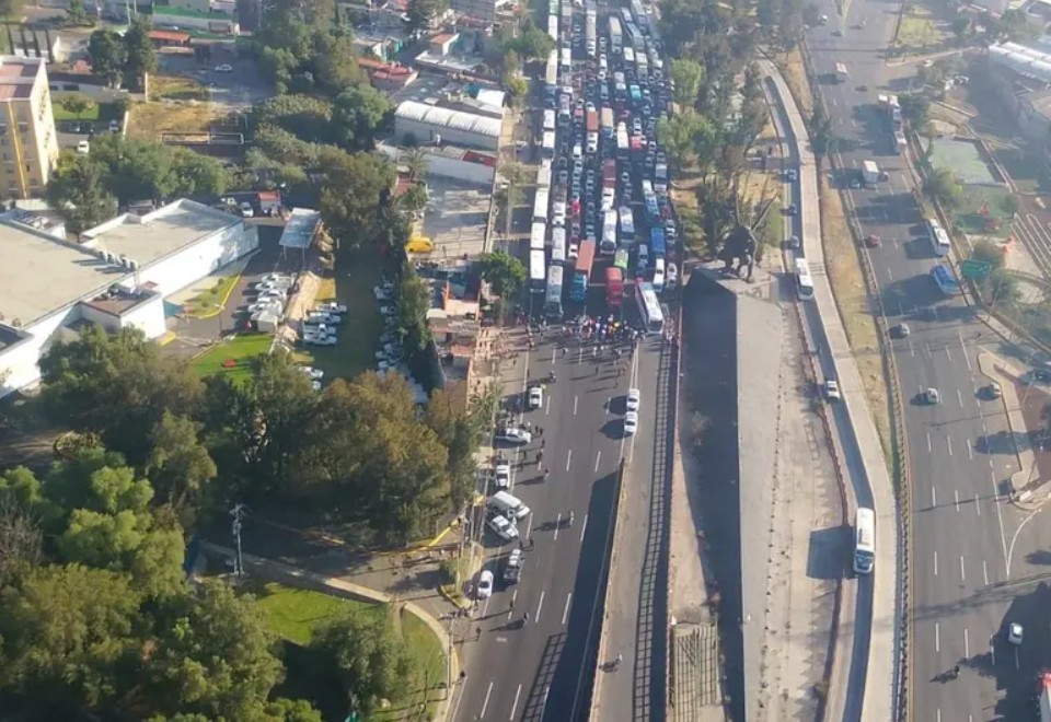 Pipas de agua bloqueando por completo la circulación en la carretera México-Pachuca a la altura de “El Vigilante”.