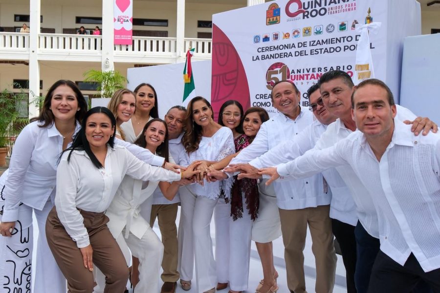 La gobernadora Mara Lezama encabeza el izamiento de la bandera de Quintana Roo en Chetumal.