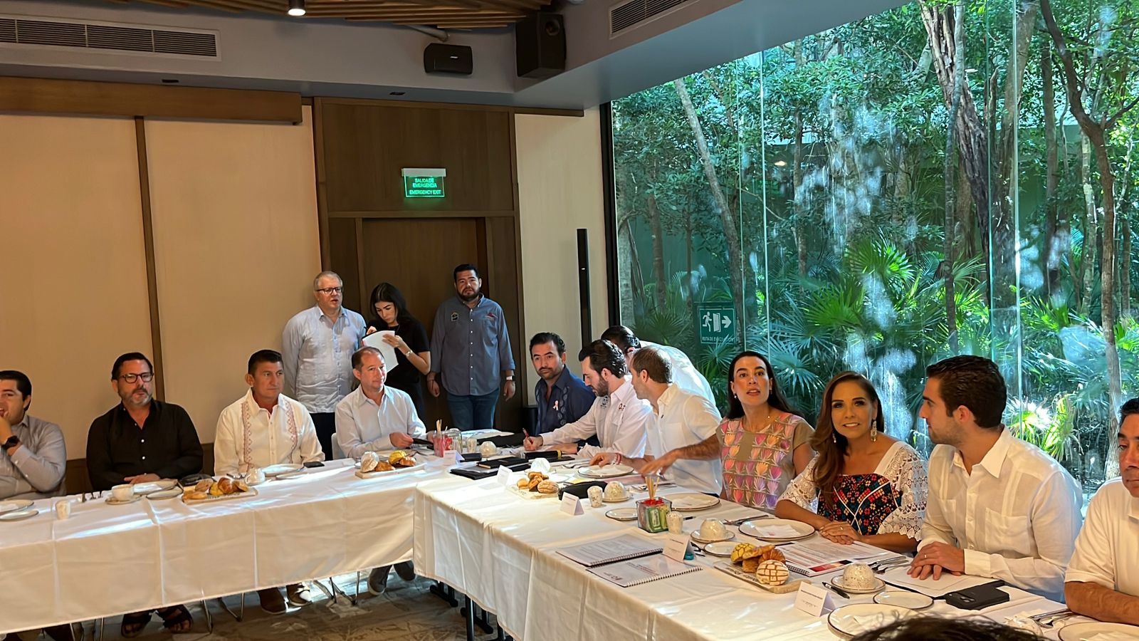 La Gobernadora Mara Lezama y la Secretaria de Turismo de México, Josefina Rodríguez Zamora, lideran la reunión sobre el Impacto del Parque del Jaguar en Tulum.