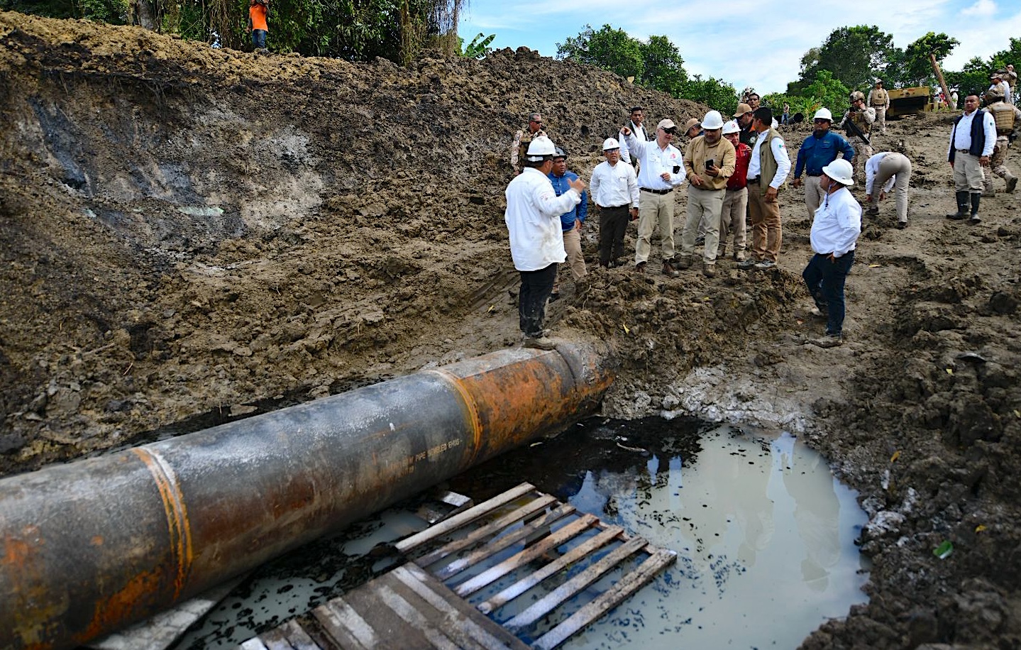 La Presidenta Claudia Sheinbaum explica la causa del derrame de hidrocarburos en el Río Pantepec durante su conferencia matutina.
