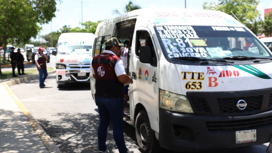 La consulta transporte Quintana Roo reunió a más de 25 mil personas, aunque el regidor Jesús Pool cuestionó si el ejercicio busca solo justificar un inminente aumento de tarifas.