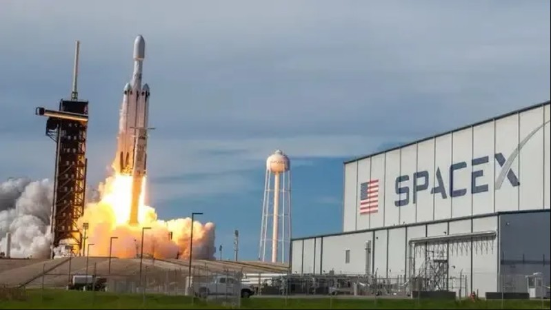 Voluntarios de Conibio Global muestran un fragmento metálico de un cohete de SpaceX encontrado en Playa Bagdad, Tamaulipas.