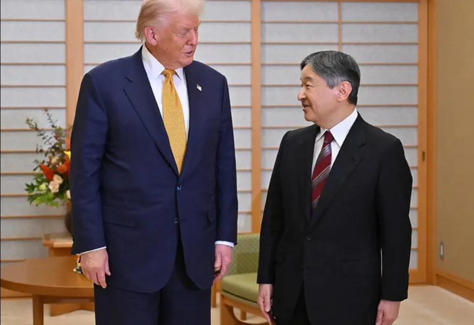 El presidente Donald Trump es recibido por el emperador Naruhito en el Palacio Imperial de Japón al inicio de su visita.