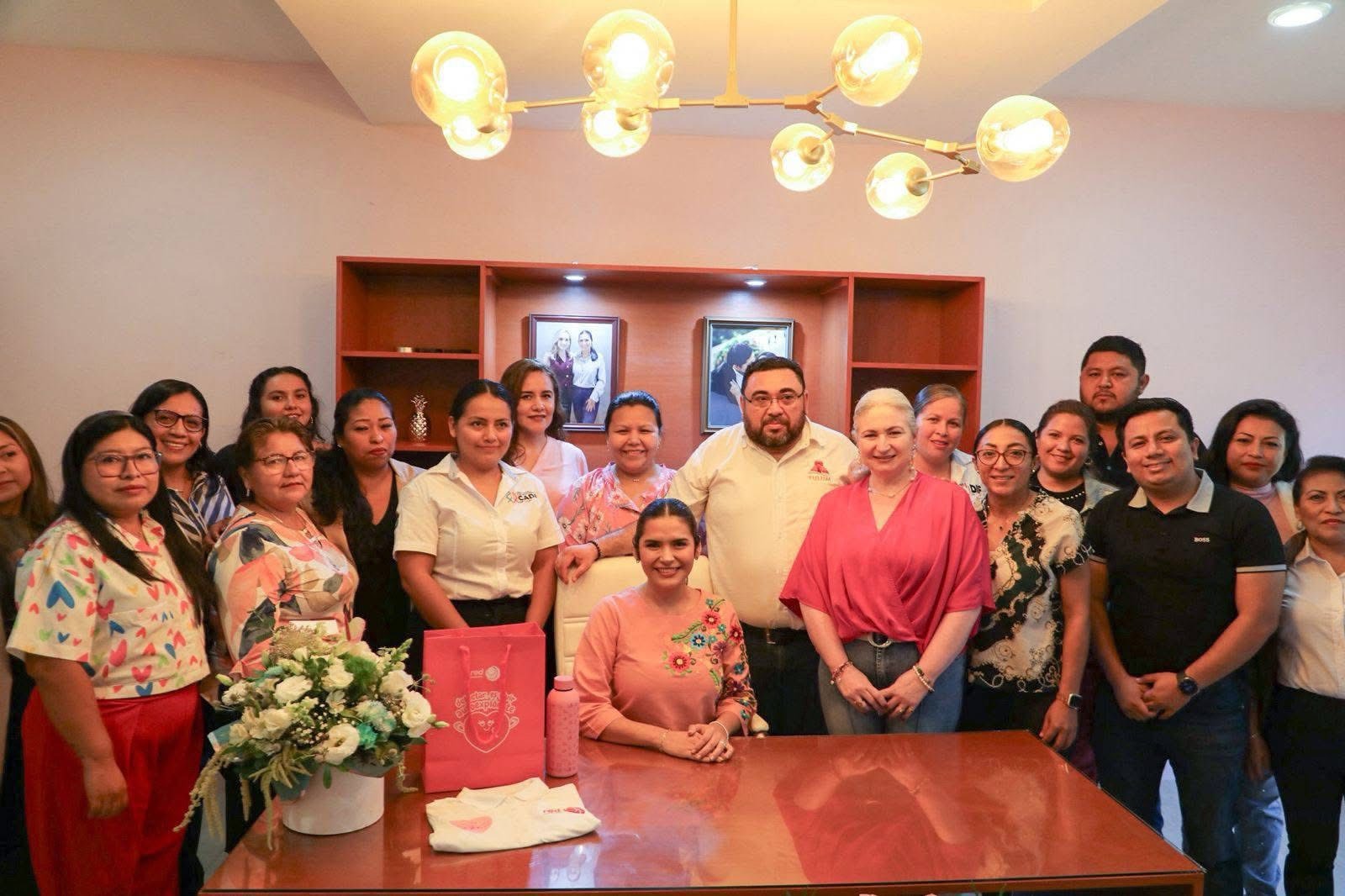 Lizbeth García Morales, la nueva presidenta honoraria, saluda a colaboradores del DIF Tulum.