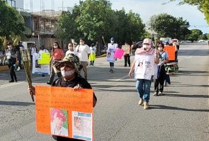 Integrantes del colectivo “Verdad, Memoria y Justicia” marchan con antorchas en la marcha-cancun-desaparecidos-cbpeqroo.