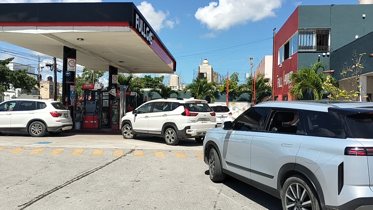 Filas de autos en las pocas estaciones que no reportan fallas gasolineras en Cancún.
