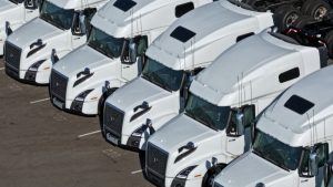 Donald Trump anunció un arancel a camiones México del 25% a partir de noviembre.