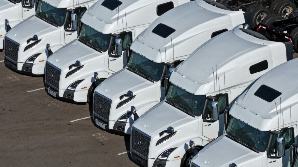 Donald Trump anunció un arancel a camiones México del 25% a partir de noviembre.