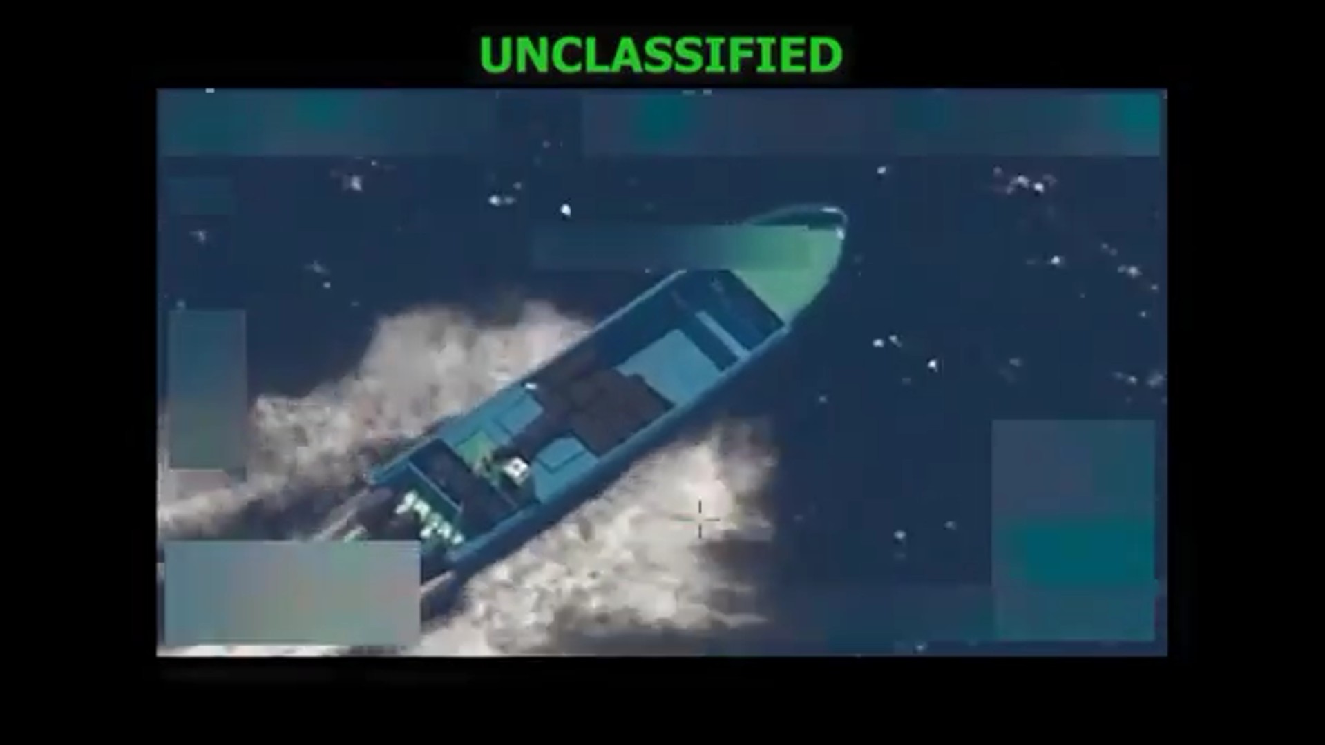 Fotograma del video difundido por Pete Hegseth que muestra el momento del ataque a buque en el mar.