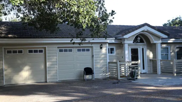 El suceso ocurrió en Bath Township el 2 de noviembre. La mayoría de los asistentes eran menores de edad, lo que generó una amplia movilización de las autoridades tras el ataque que resultó en nueve personas lesionadas.