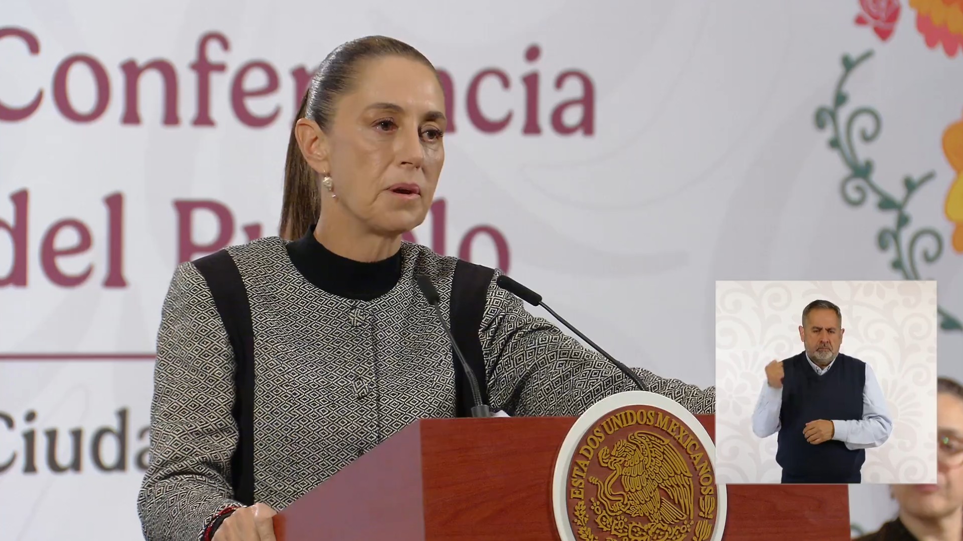 Claudia Sheinbaum defendió la entrega directa de apoyos y criticó la defensa del acaparamiento de agua.