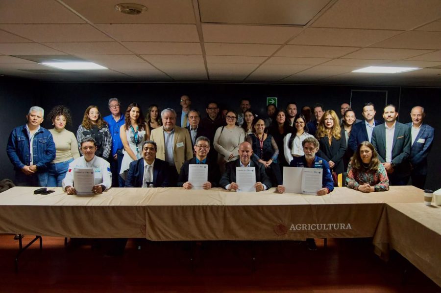 Firma de colaboración entre la Asociación de Hoteles de la Riviera Maya y el IMIPAS.