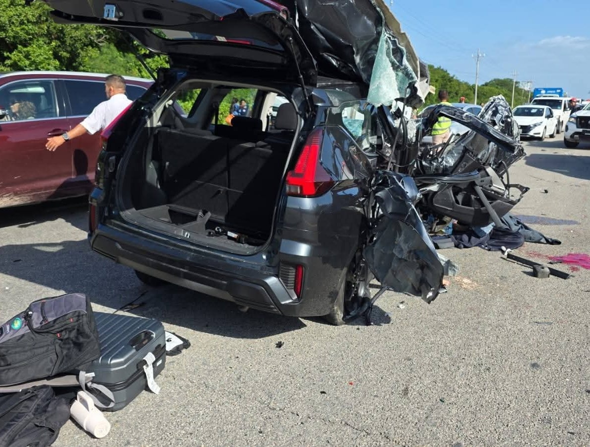 Fuerte carambola registrada en la carretera Akumal–Chemuyil esta mañana.