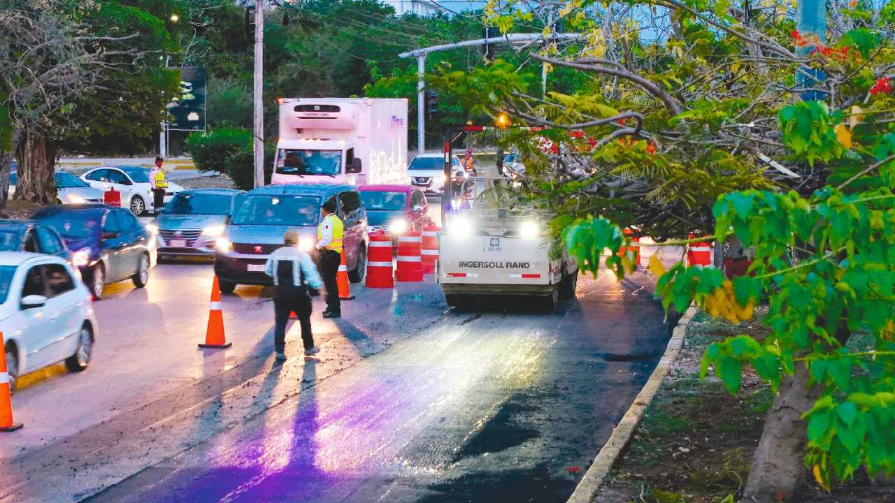 Las cuadrillas de la Secretaría de Obras Públicas trabajan en el reencarpetamiento de la Avenida Kabah.
