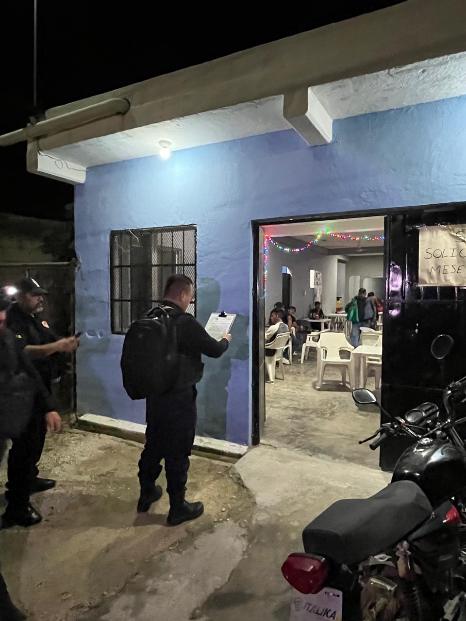 Agentes de la Fiscalía, Marina y Policía Municipal aseguraron dos inmuebles utilizados para la trata de personas.