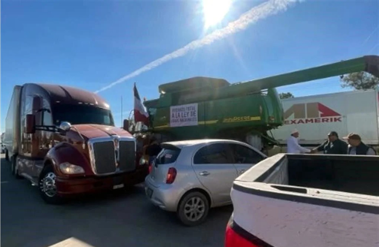 Vista de un tramo carretero con presencia de manifestantes y vehículos detenidos por los bloqueos carreteros.