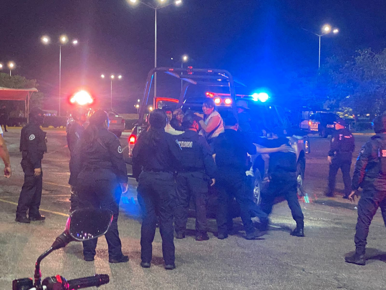 Manifestantes con carteles bloqueando la Carretera Federal 307